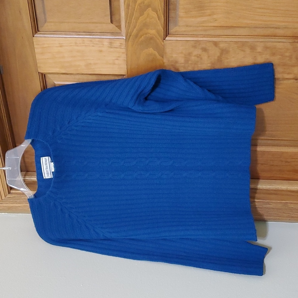 August Max sweater
